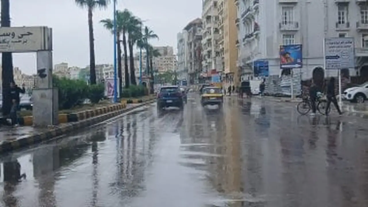 أمطار غزيرة تغرق شوارع الإسكندرية في ثاني أيام عيد الفطر وسط استنفار خدمي